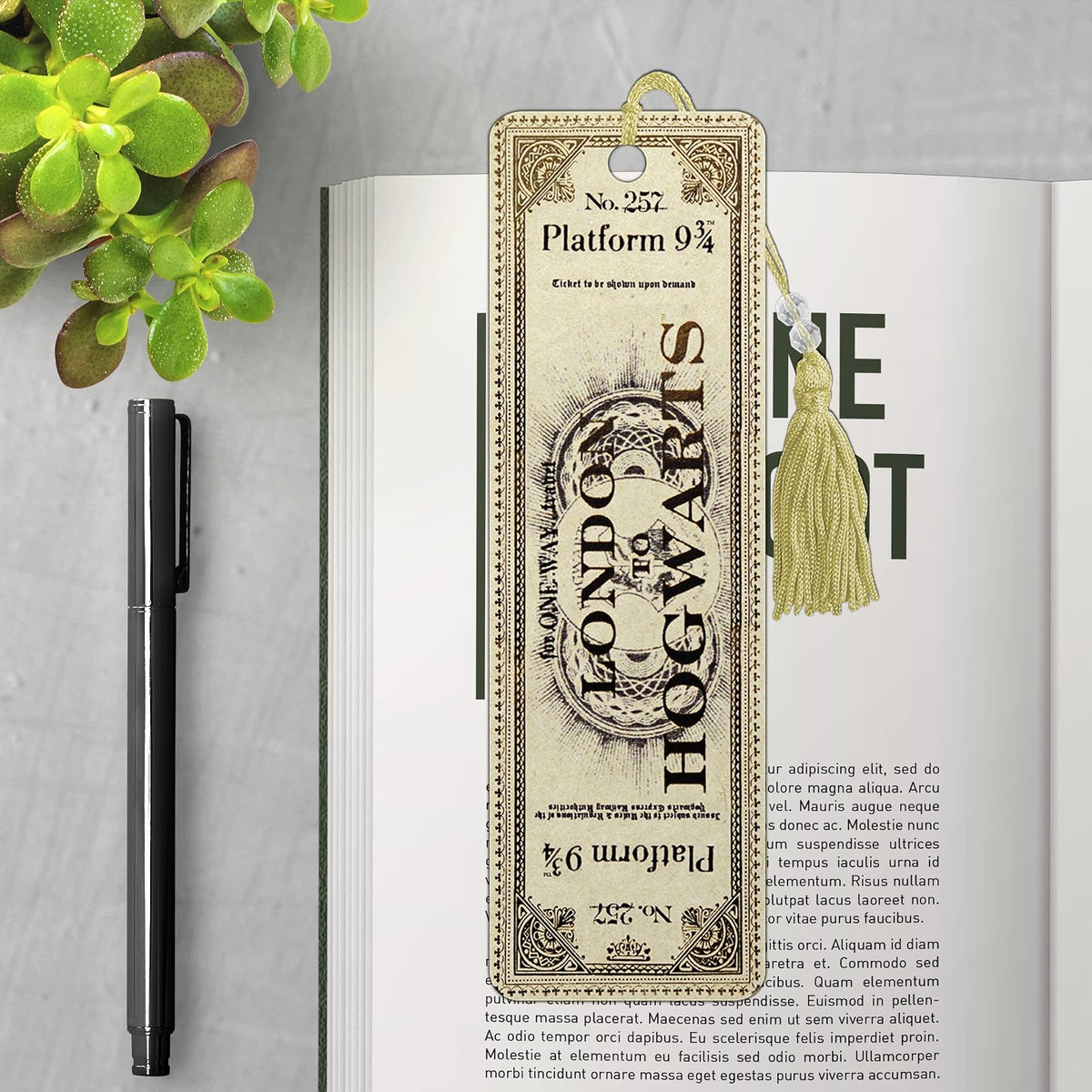 Trends International Hogwarts Marcadores Boletos | 7.25 x 2.25 x 0.0394, multimedia, personajes, borla con abalorio