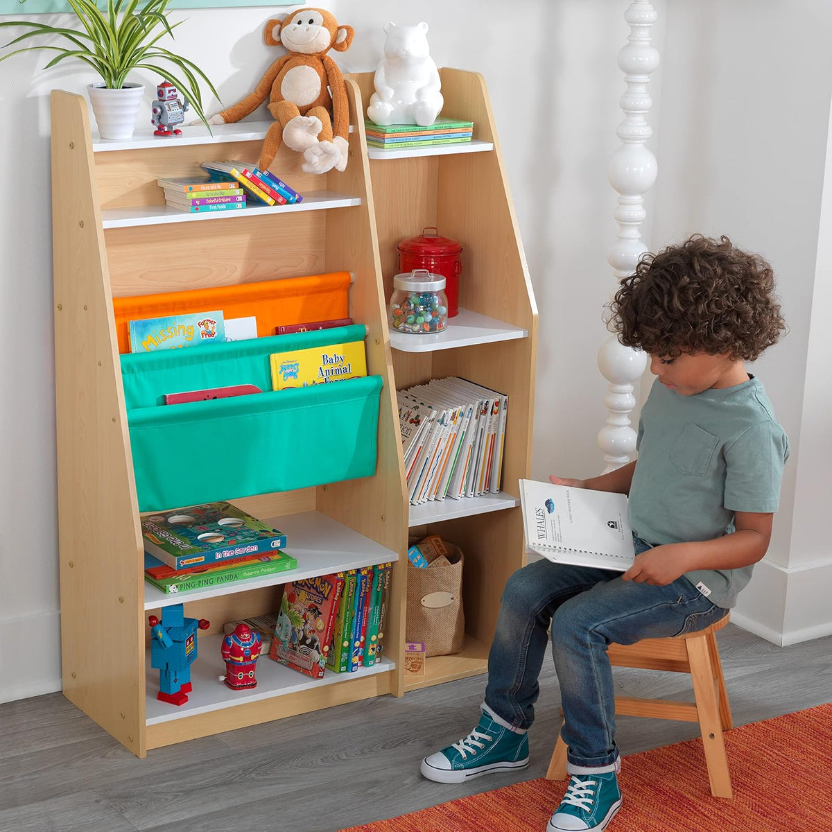 KidKraft - Estantería de Madera de Bolsillo con eslingas y estantes, Muebles para niños, Natural