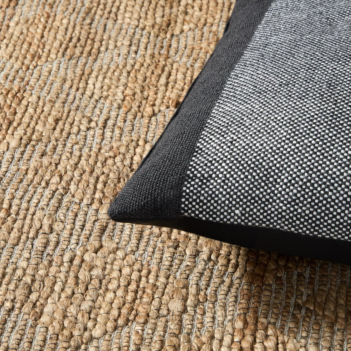 TOWN & COUNTRY TERRA - Almohada Decorativa para Interiores y Exteriores, 14 x 20 Pulgadas, Negro/Marfil