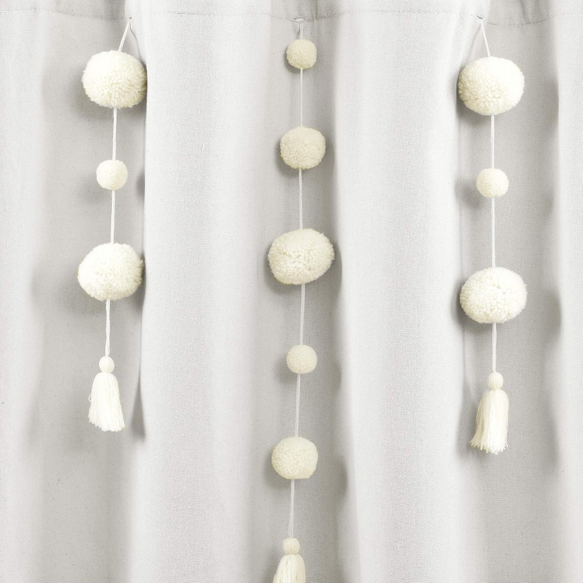 Lush Decor Cortina de Ducha de Lino con Pompones Bohemios, 72 x 72 Pulgadas, Color Blanco Roto