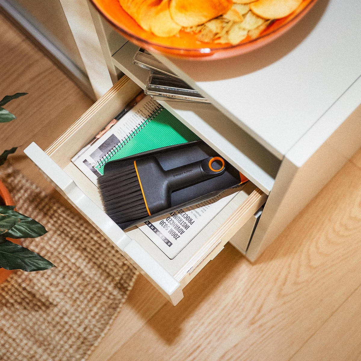 Fiskars - Juego de Cuchara y Cepillo para Polvo para Plantar Piso Herramienta de jardín para jardinería en Interiores, Control de desorden para trasplantar y reposicionar, Fabricado con plástico