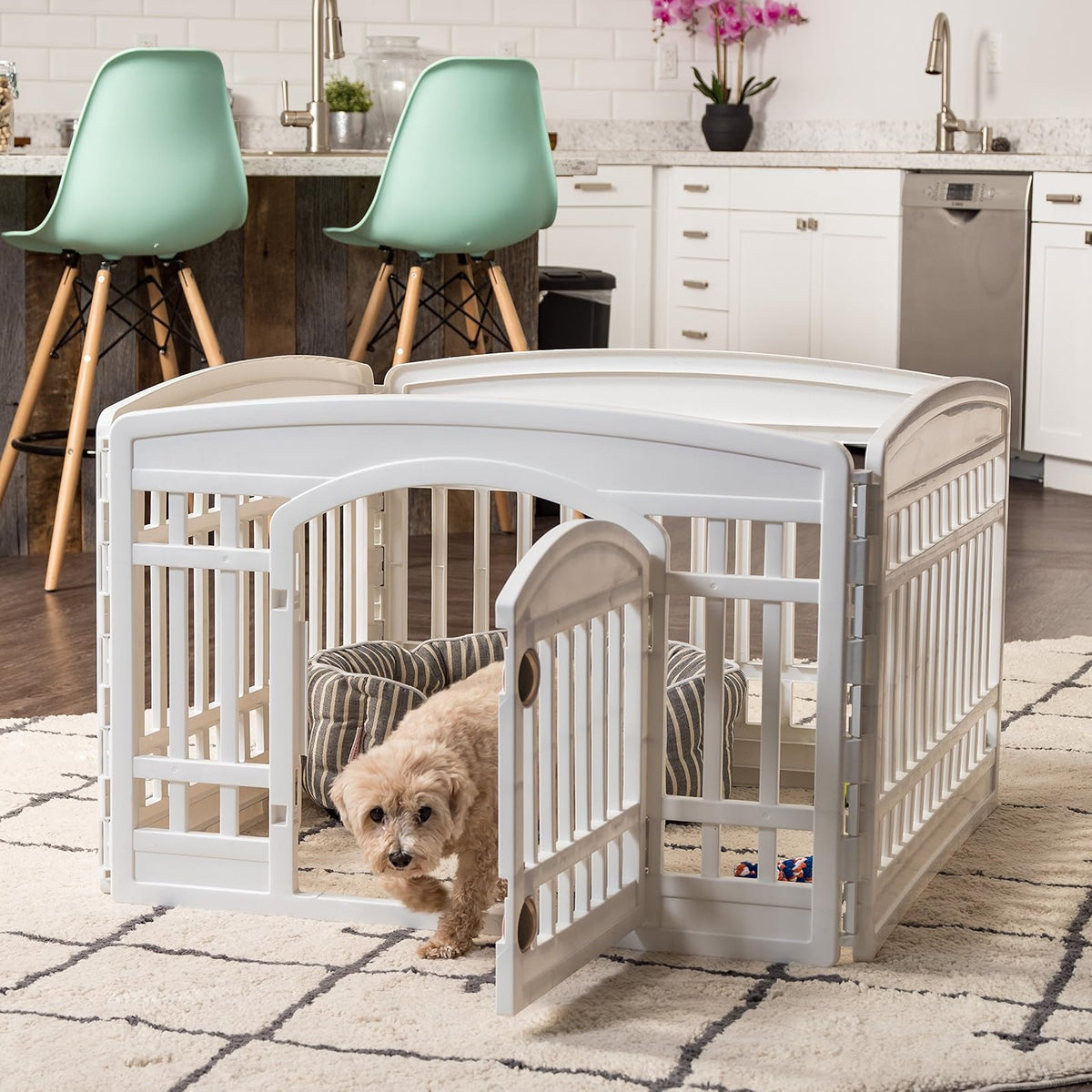 IRIS USA 60 cm Parque de juegos para mascotas de 4 paneles con puerta, para perros pequeños y medianos, Mantiene a las mascotas seguras, fácil de armar y guardar, plegable, personalizable, Blanco
