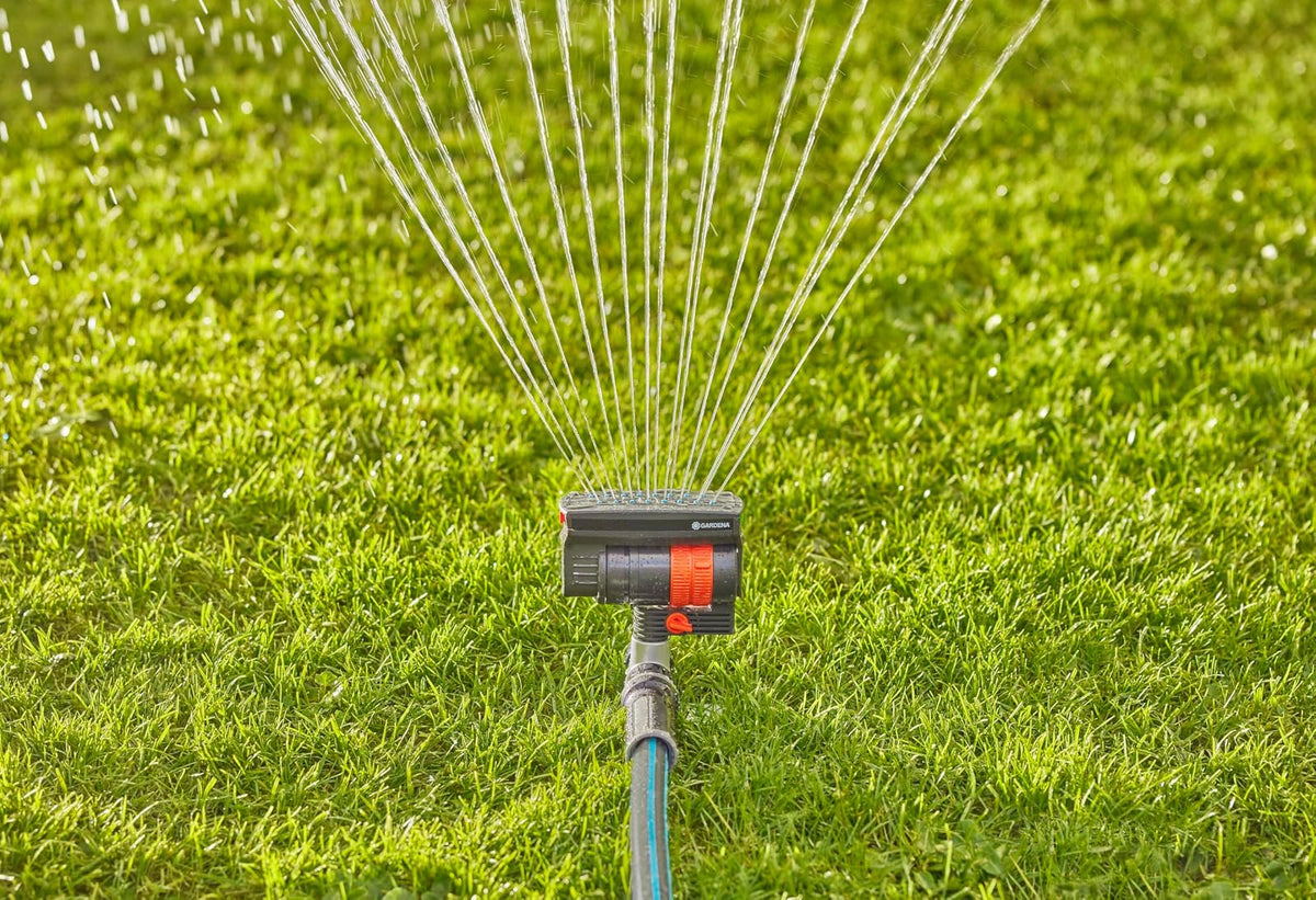 GARDENA 20575 | Hasta 2300 pies cuadrados - ZoomMaxx Aspersor oscilante ajustable en el escalón de metal para riego de césped de gran área con roscas de manguera de EE. UU., patio y jardín. Gardena
