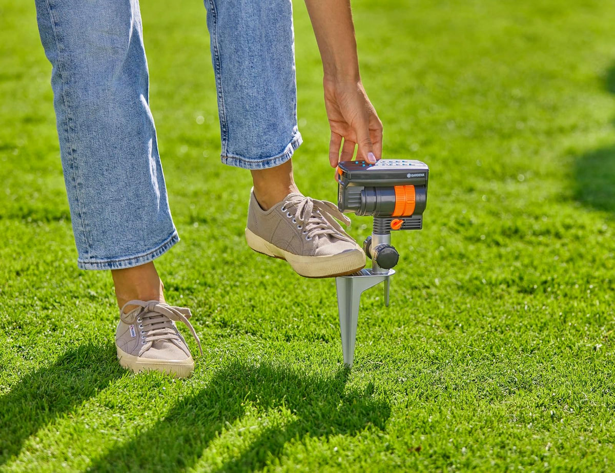 GARDENA 20575 | Hasta 2300 pies cuadrados - ZoomMaxx Aspersor oscilante ajustable en el escalón de metal para riego de césped de gran área con roscas de manguera de EE. UU., patio y jardín. Gardena