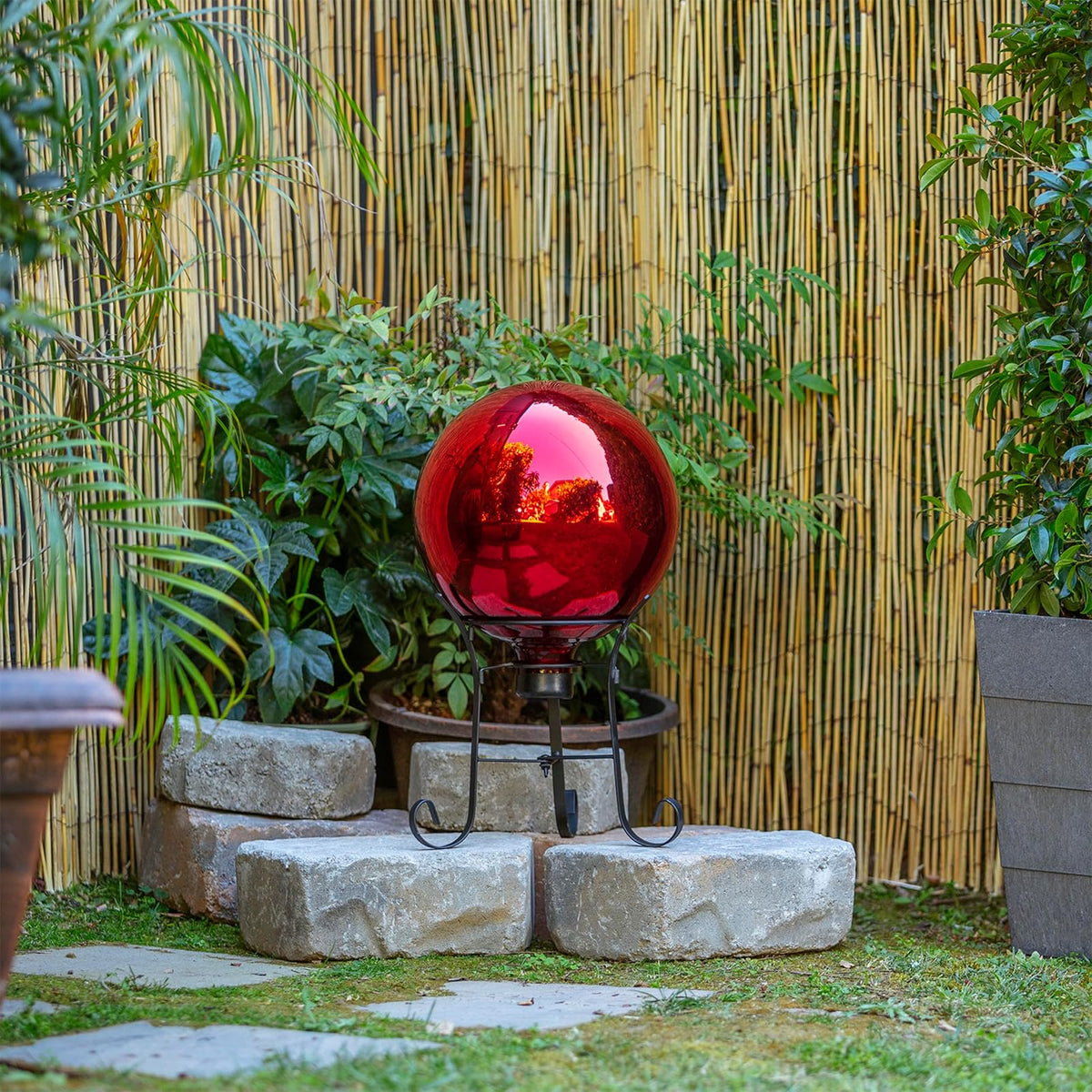 Alpine Corporation Globo de Vidrio para Interior/Exterior de 10" de Diámetro, Decoración de Jardín, Color Rojo