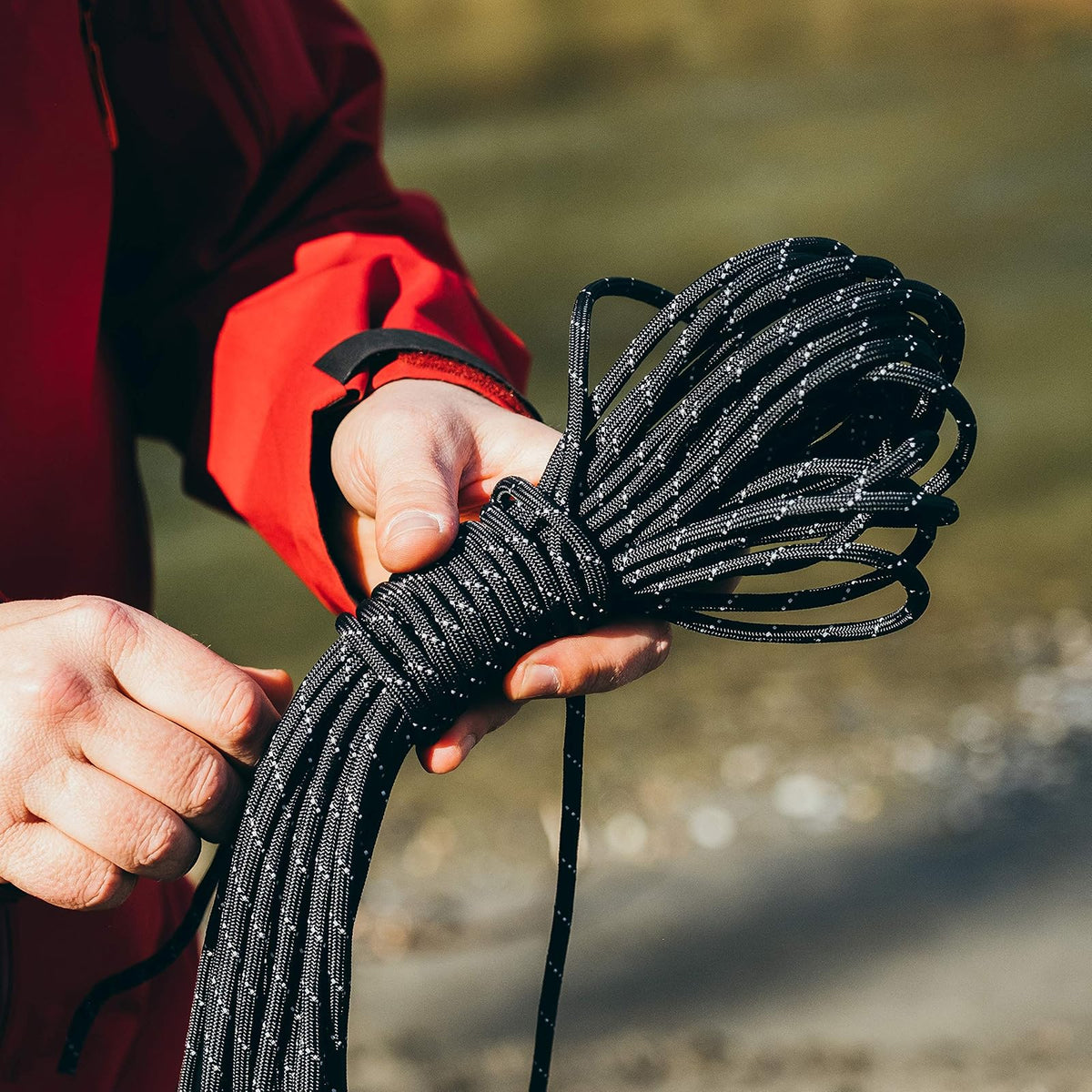 GEAR AID 1100 - Cuerda de paracaídas y mosquetón, 5,5 mm, Resistente para Camping y Supervivencia, Color Negro reflectivo, 50 pies