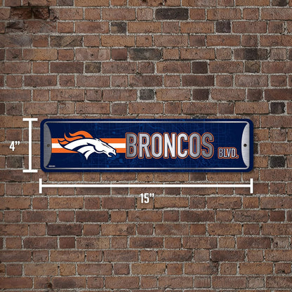 Rico Industries NFL Denver Broncos - Letrero de metal para decoración del hogar (4 x 15 pulgadas), ideal para el hogar, la oficina, el recámara y la cueva del hombre, hecho de plata