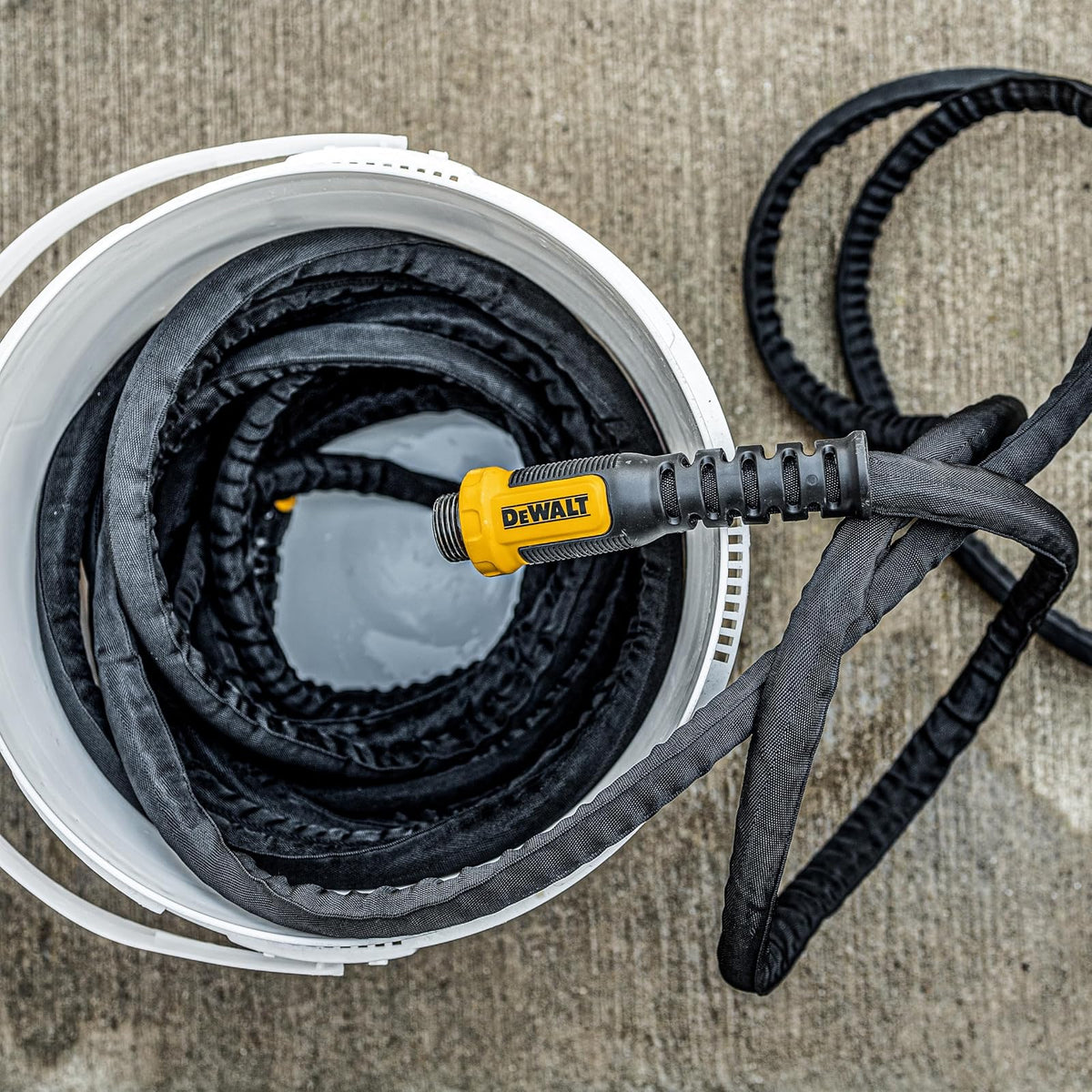 DEWALT DXMH3302 - Manguera de jardín de tela de grado profesional resistente de 50 x 5/8 pulgadas