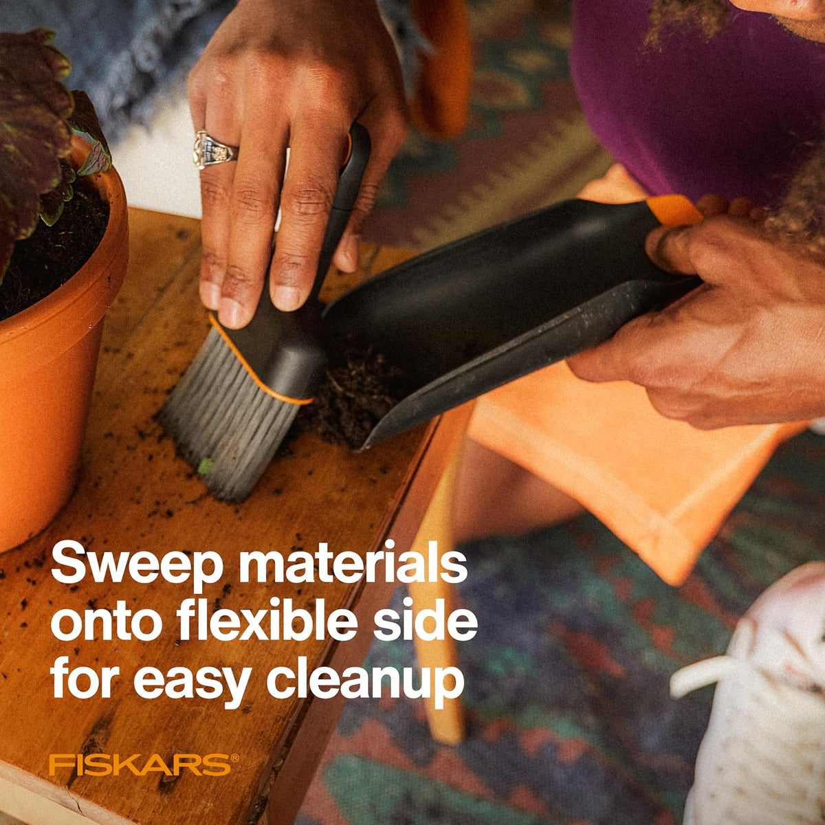 Fiskars - Juego de Cuchara y Cepillo para Polvo para Plantar Piso Herramienta de jardín para jardinería en Interiores, Control de desorden para trasplantar y reposicionar, Fabricado con plástico