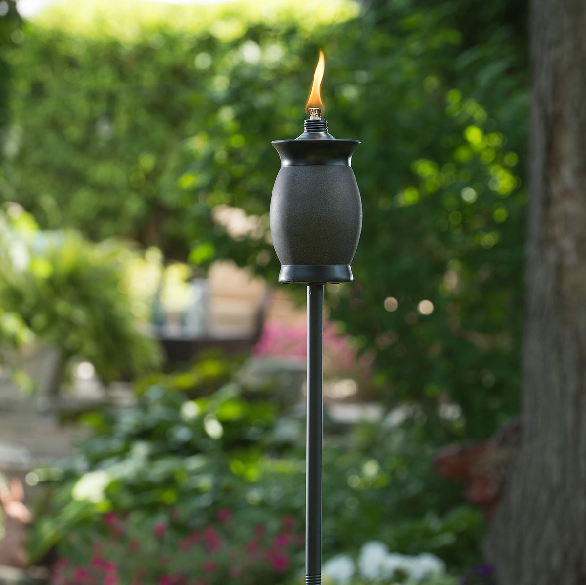 TIKI - Antorcha de Resina para tarros, diseño 4 en 1, 64 Pulgadas, Resistente a la Intemperie para Patio, jardín y césped, Color de Piedra, Incluye Mecha y Descanso de Larga duración, decoración de