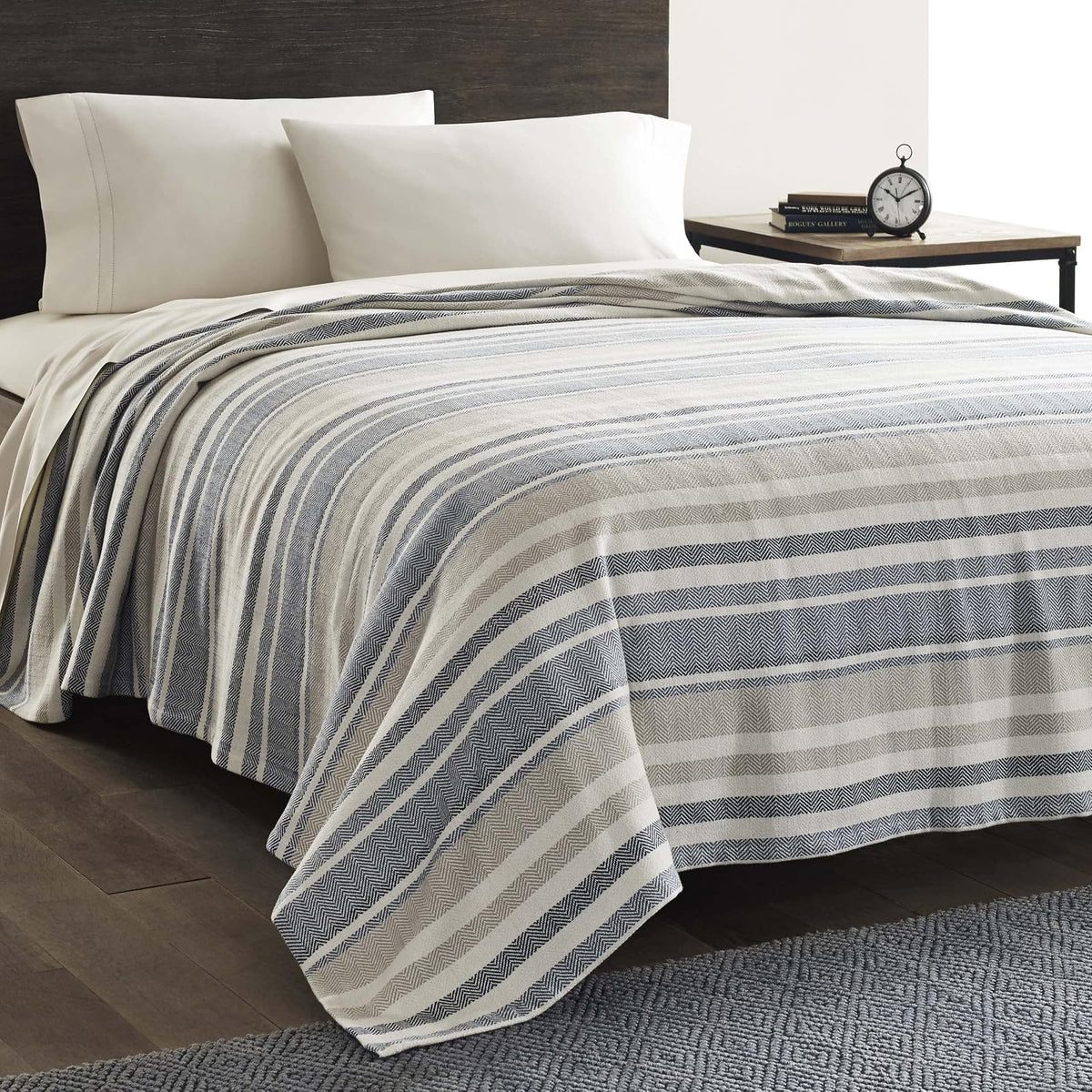 Eddie Bauer - Manta Individual, Ropa de Cama de algodón Ligero, decoración del hogar para Todas Las Estaciones (Espiga Azul Raya, tamaño Individual)