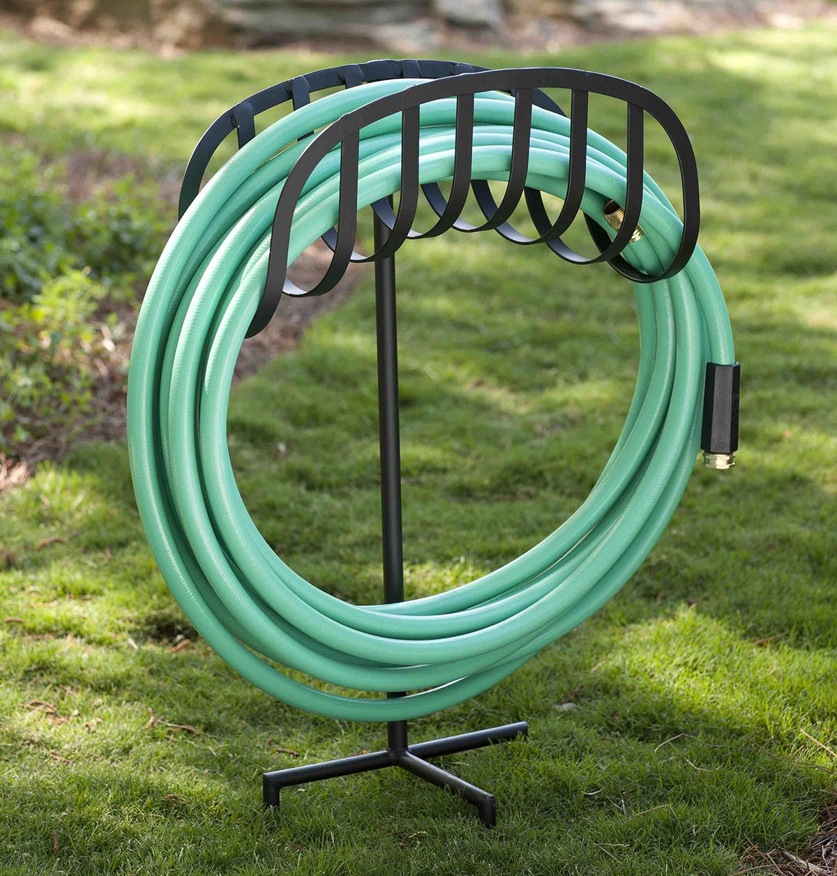 Liberty Garden - Soporte de Almacenamiento para Manguera de jardín con Soporte de Anclaje de 3 Clavijas, Color Negro