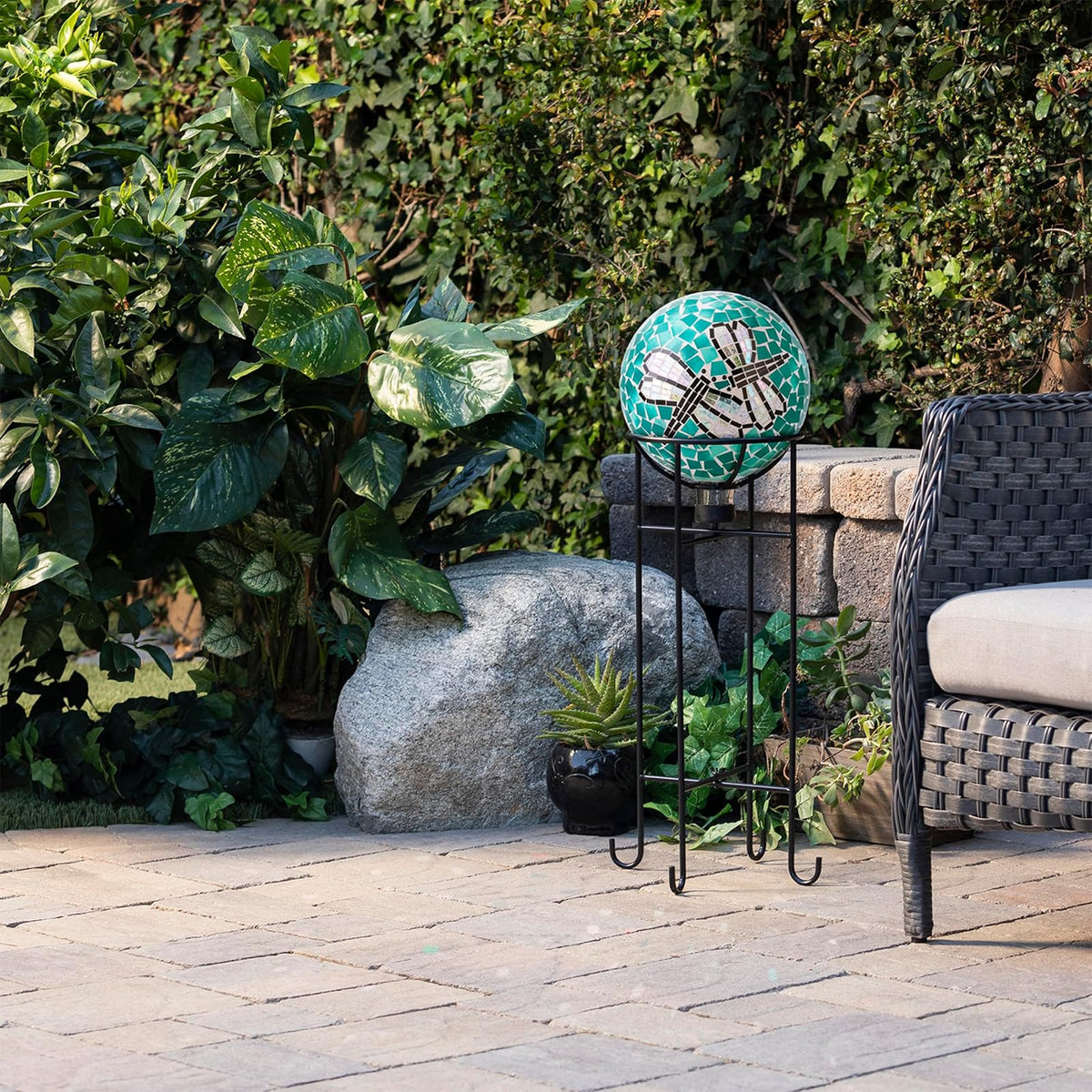 Alpine Corporation Globo de Vidrio de Mosaico de 10" de Diámetro para Interior/Exterior para Observación de Jardín, Diseño de Dúo de Libélulas