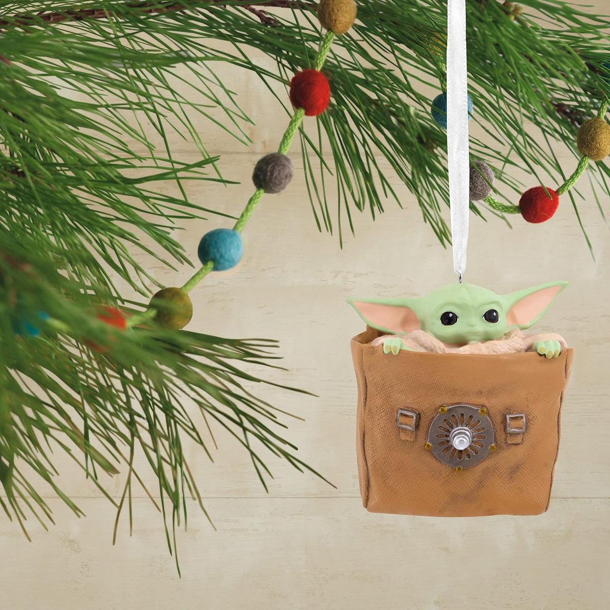 Hallmark Star Wars: The Mandalorian Grogu in Bag - Adorno navideño para el 4 de Mayo