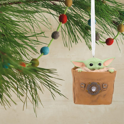 Hallmark Star Wars: The Mandalorian Grogu in Bag - Adorno navideño para el 4 de Mayo