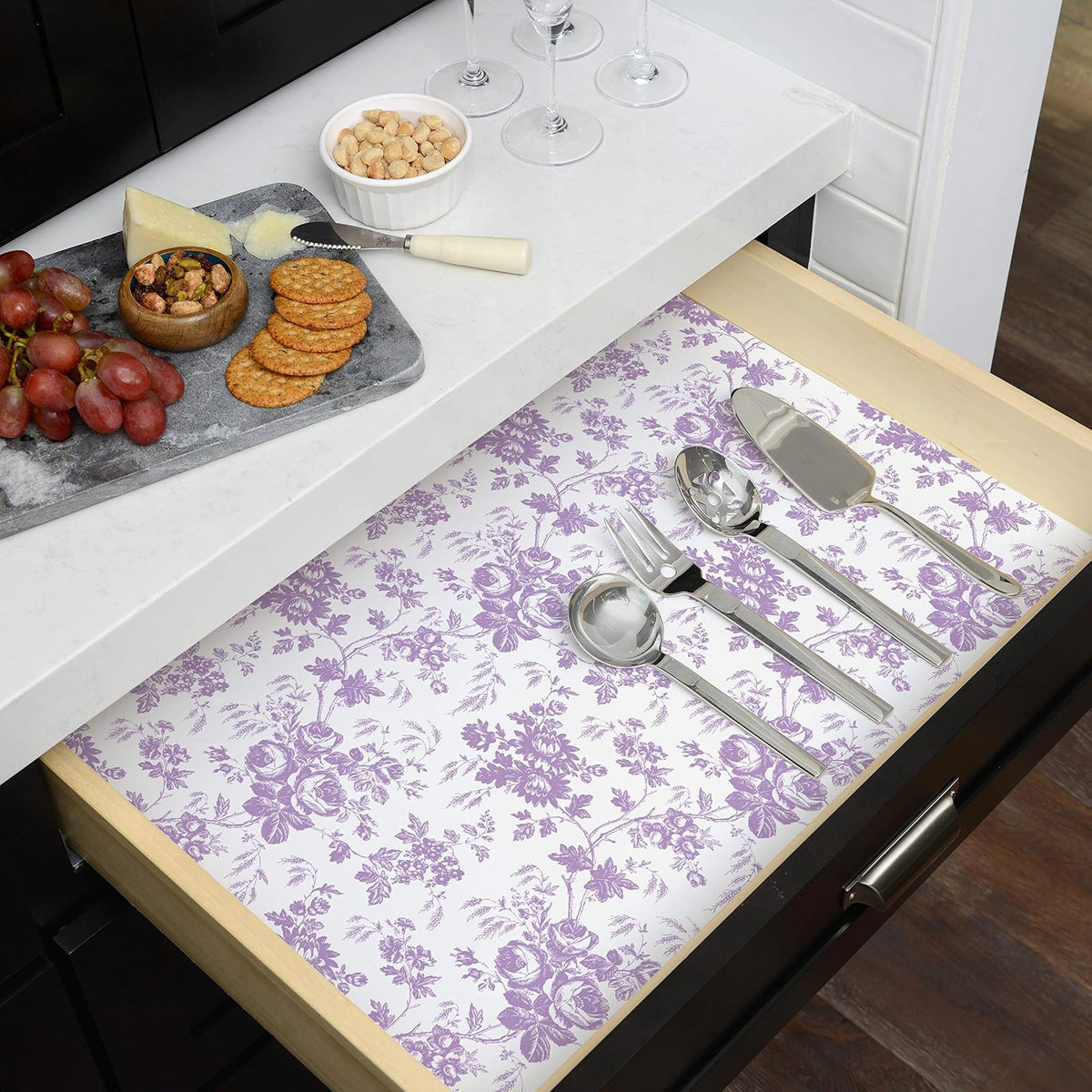 con-Tact Brand Creative Covering, Forro Autoadhesivo para estantería, Forro de Vinilo Multiusos, fácil de Usar y aplicar, 18 x 60 pies, Toile Lavender