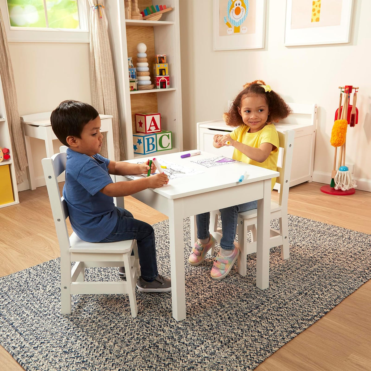 Melissa & Doug Mesa y sillas de madera sólida, construcción robusta de madera, capacidad de 150 lbs (68 kg), fácil de armar, juego de 3 piezas, 50.8 cm ancho x 59.69 cm H x 52.07 cm largo