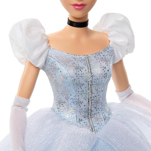 Mattel Disney Princess Sparkling Princess Cenicienta Muñeca a la Moda | Muñeca Posable con aspecto distintivo con vestido, zapatos, collar y aretes, inspirada en DMovie (exclusivo de )