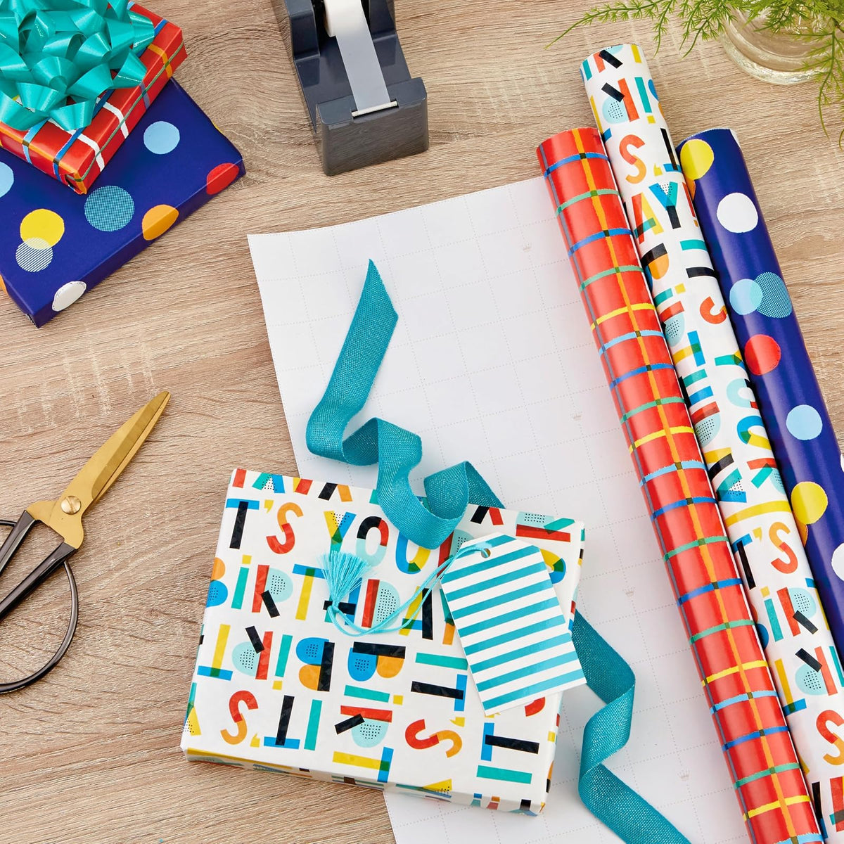Hallmark - Paquete de papel de regalo de cumpleaños con líneas cortadas en el reverso (paquete de 3: 55 m2) pies ttl.) Estampados y patrones y holográficos en rojo, azul, amarillo, blanco y