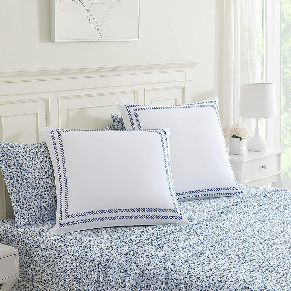 Laura Ashley - Fundas de Almohada Europeas, 100% algodón Suave con Cierre de sobre, Funda de Almohada para Cama o sofá, Certificado Oeko-Tex, Juego de 2 (Azul Vid Cosido, 26 x 26 Pulgadas)