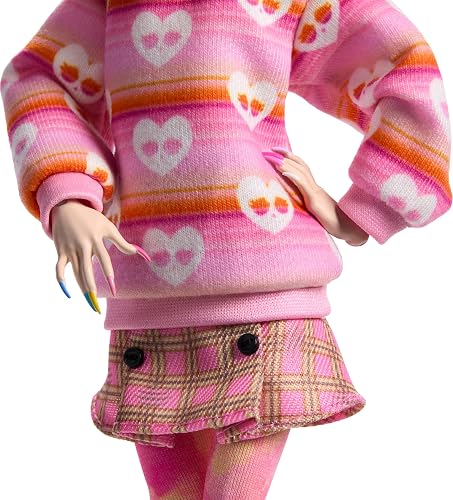 Monster High Wednesday Muñeca y Accesorios, Enid Sinclair Coleccionable en Moda Rosa con Boina y Mochila, Soporte para muñecas