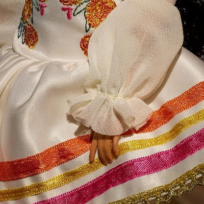 Barbie Signature Día de Muertos, Muñeca de Colección con Vestido, Corona de Cempasúchil, Maquillaje de Calavera, Base y Certificado, para 6 años en adelante