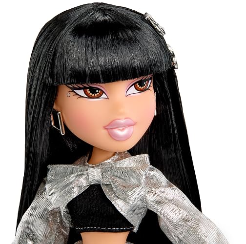 Bratz, Charmz Jade, Muñeca de Moda, con Icónico Look Metalizado, Incluye Charm para Pulsera con Forma de Labial