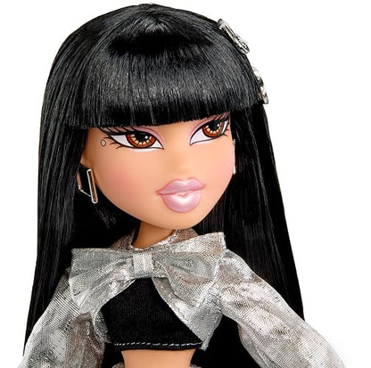 Bratz, Charmz Jade, Muñeca de Moda, con Icónico Look Metalizado, Incluye Charm para Pulsera con Forma de Labial