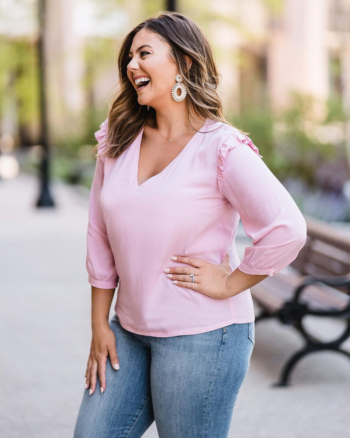 The Drop Top Para Mujer, con Cuello en V y Hombros Volados, Rosado, por @caralynmirand