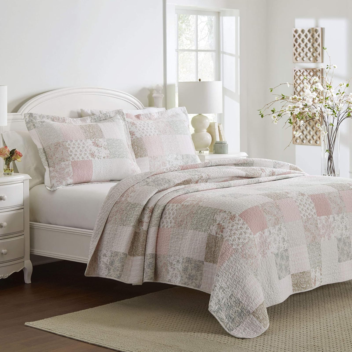 Laura Ashley - Juego de edredón tamaño King, Ropa de Cama Reversible de algodón con Fundas a Juego, decoración del hogar Inspirada en los Retazos (Celina Patchwork Rosa/Salvia, King)