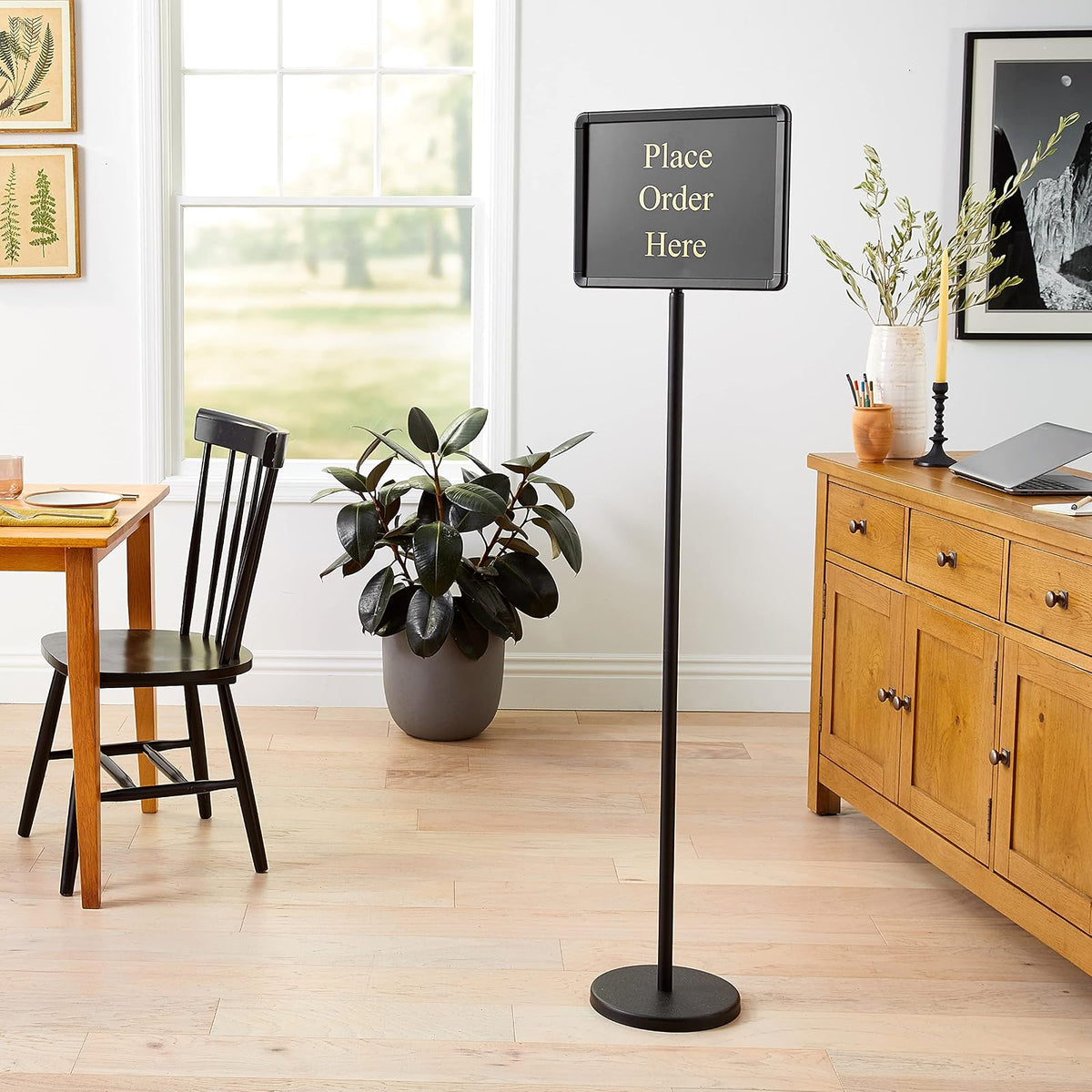 Winco HTS-60K Letrero de anfitriona de 60 pulgadas con 15 variaciones de mensaje, negro