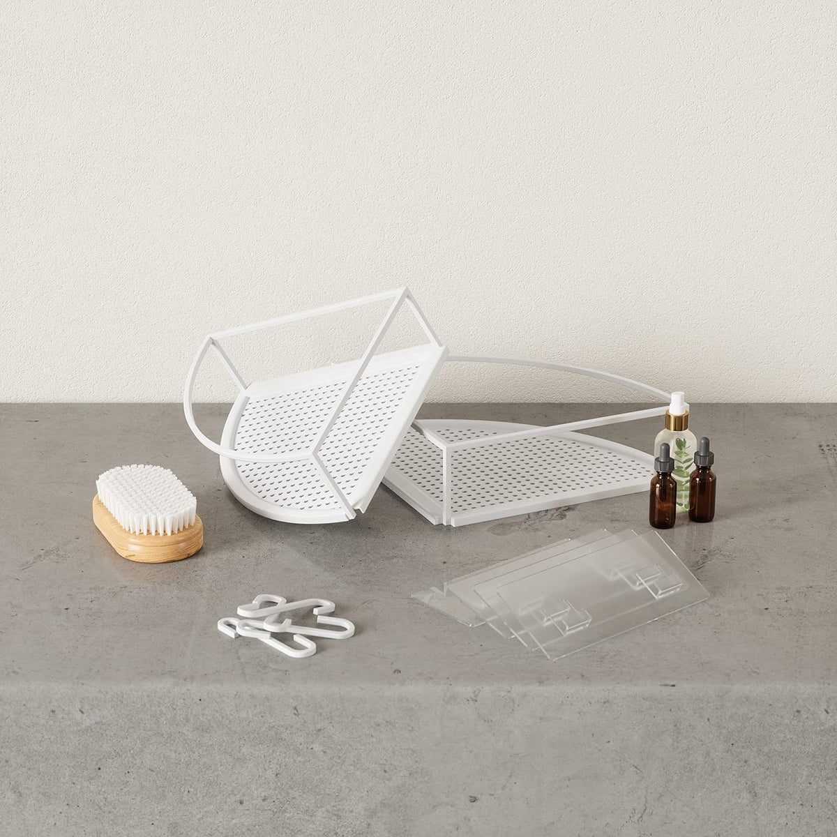 Estante de esquina para ducha Umbra Cubiko, estantes flotantes de metal con tiras adhesivas de montaje, paquete de 2, blanco