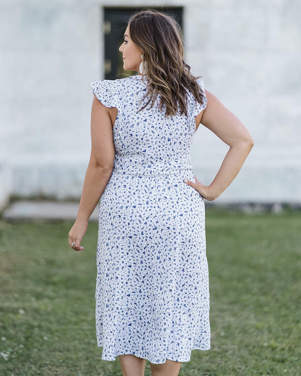 The Drop Vestido Para Mujer, Midi Cruzado con Vuelos, Blanco/ Estampado Azul por @caralynmirand