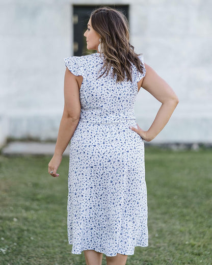 The Drop Vestido Para Mujer, Midi Cruzado con Vuelos, Blanco/ Estampado Azul por @caralynmirand