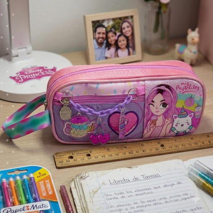 Ruz Lapicera Triple Infantil y Preescolar | Mis Pastelitos | 100% Poliéster | Portalápices de Tela para Niños con 2 Divisiones y Cierre de Cremallera | Recomendado desde 3 años