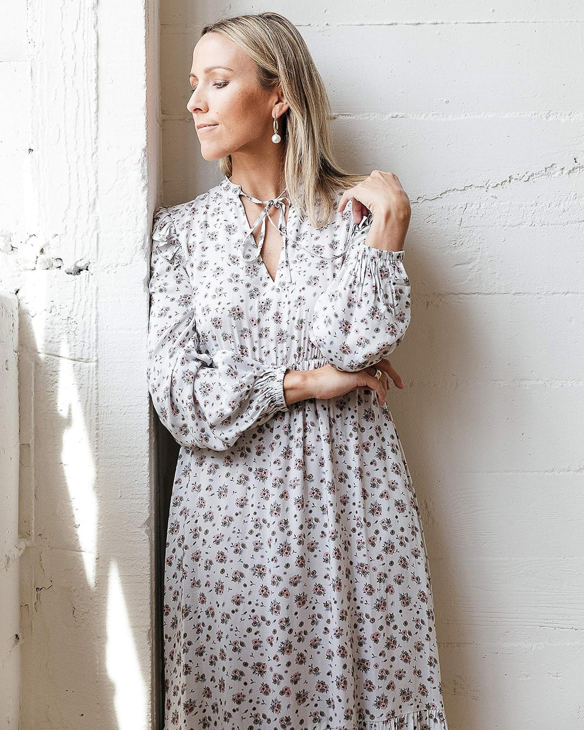 The Drop Vestido Midi Para Mujer, Con Forro y Lazo en el Cuello, Estampado Azul Claro Floral, por @jaceyduprie