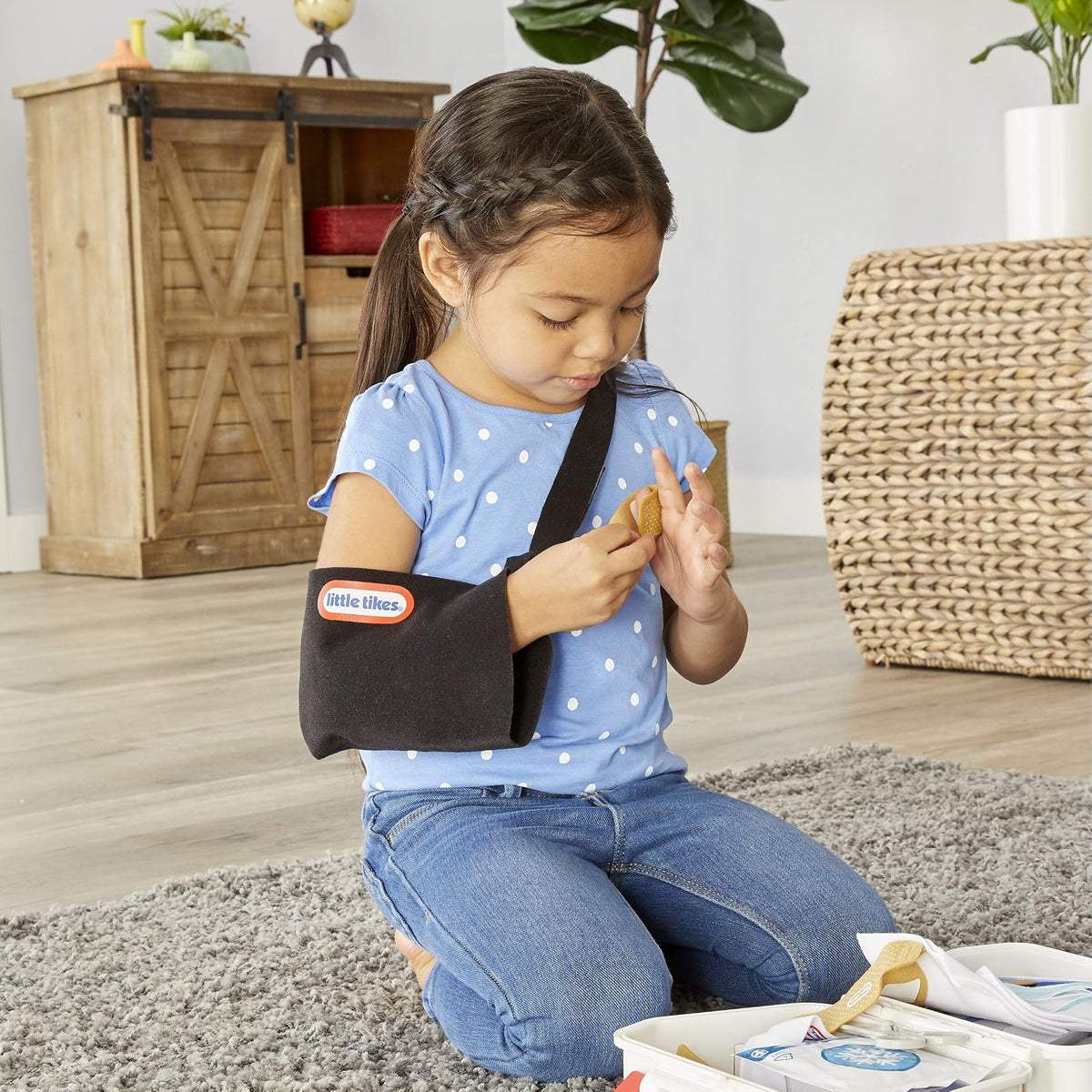 Little Tikes Kit de Primeros Auxilios - Juego de rol médico - 3 + años - Juega y aprende - Juguete Interactivo para niños - Incluye cubrebocas, inmovilizador de Brazo, folleto, Accesorios y más