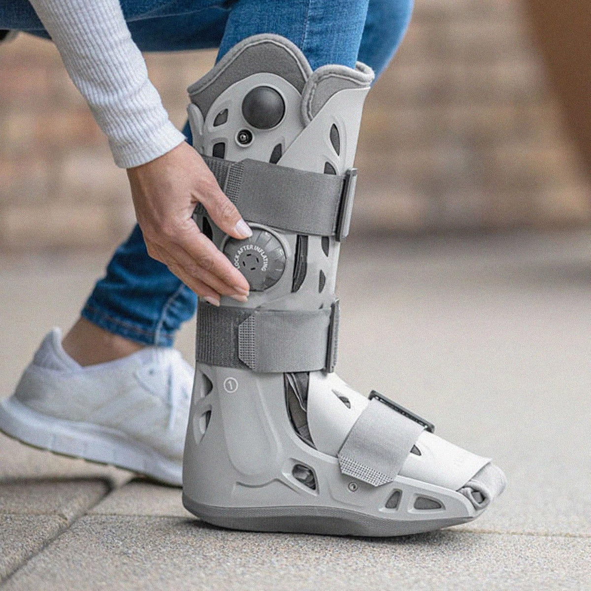 Aircast Airselect Elite Walker Boot, ajuste universal, mediano (gris) | Carcasa semirrígida, celdas de aire dúplex para control de edema, inflado integrado
