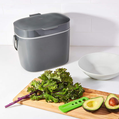 OXO Good Grips - Contenedor de compostaje fácil de Limpiar, carbón, 1.75 galas/6.62 l, plástico, 8.3 Pulgadas de Largo x 10.15 Pulgadas de Ancho x 12 Pulgadas de Alto