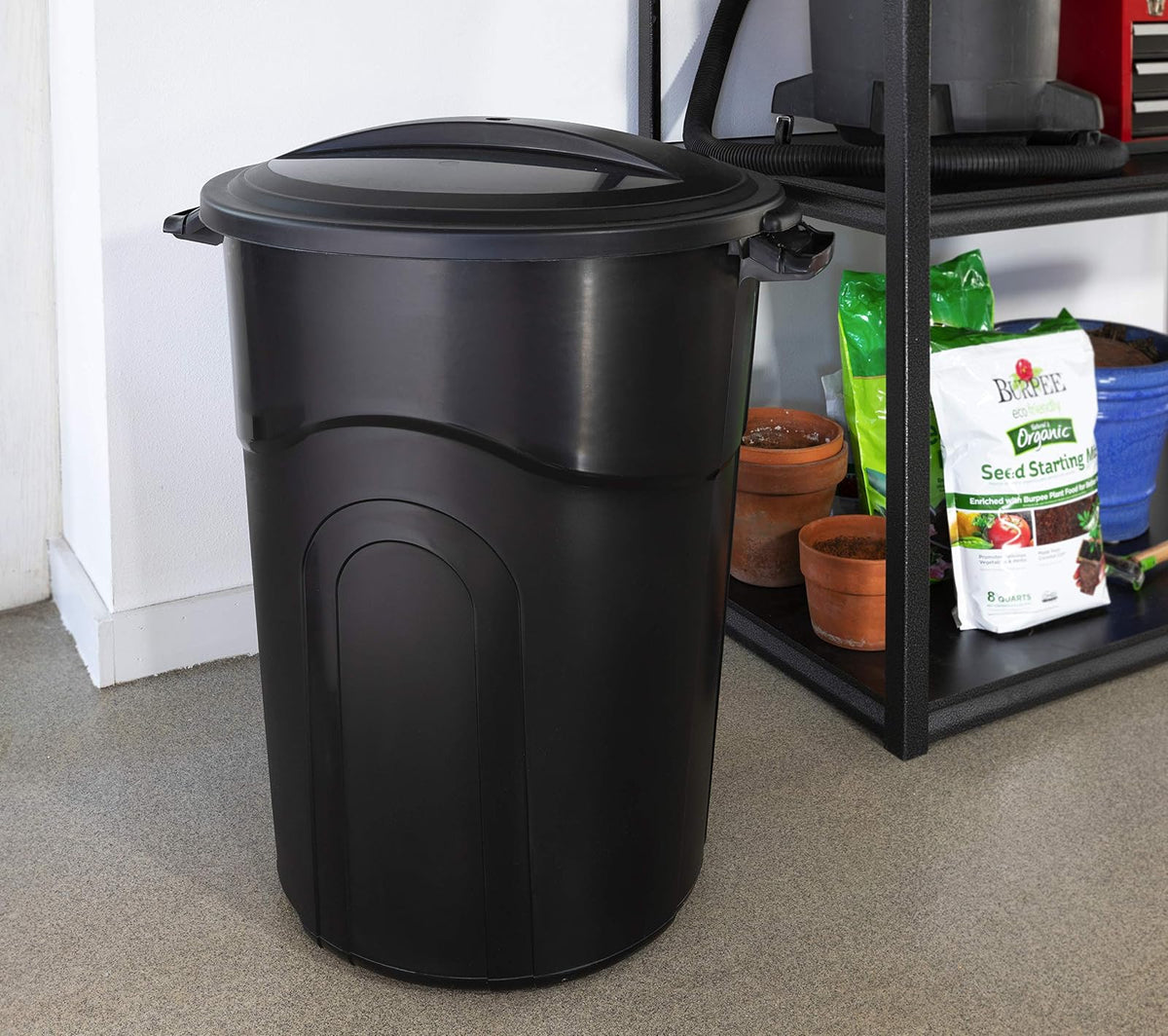 United Solutions - Bote de basura para exteriores de 32 galones, color negro, fácil de transportar con construcción resistente, asas de paso y tapa de bloqueo de clic fijable, uso en interiores o