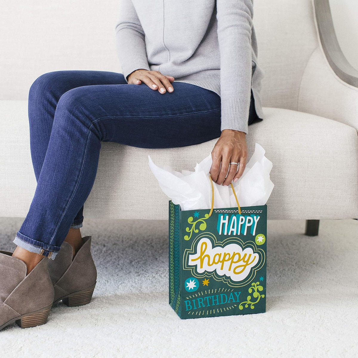 Hallmark - Bolsa de regalo de cumpleaños mediana de 9 pulgadas con papel de seda y mini carteles (Feliz cumpleaños, verde, gris, azul letras a mano)