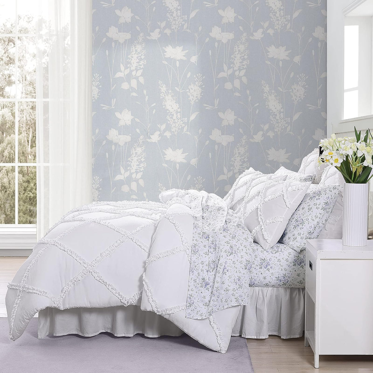 Laura Ashley - Juego de edredón Individual XL, Juego de Ropa de Cama Reversible con Funda a Juego, Esenciales para recámara (Norah Blanco sólido)