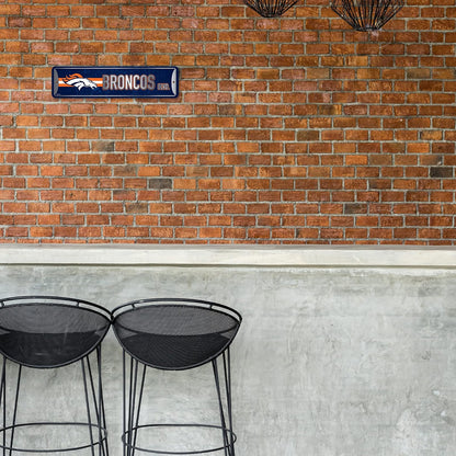 Rico Industries NFL Denver Broncos - Letrero de metal para decoración del hogar (4 x 15 pulgadas), ideal para el hogar, la oficina, el recámara y la cueva del hombre, hecho de plata