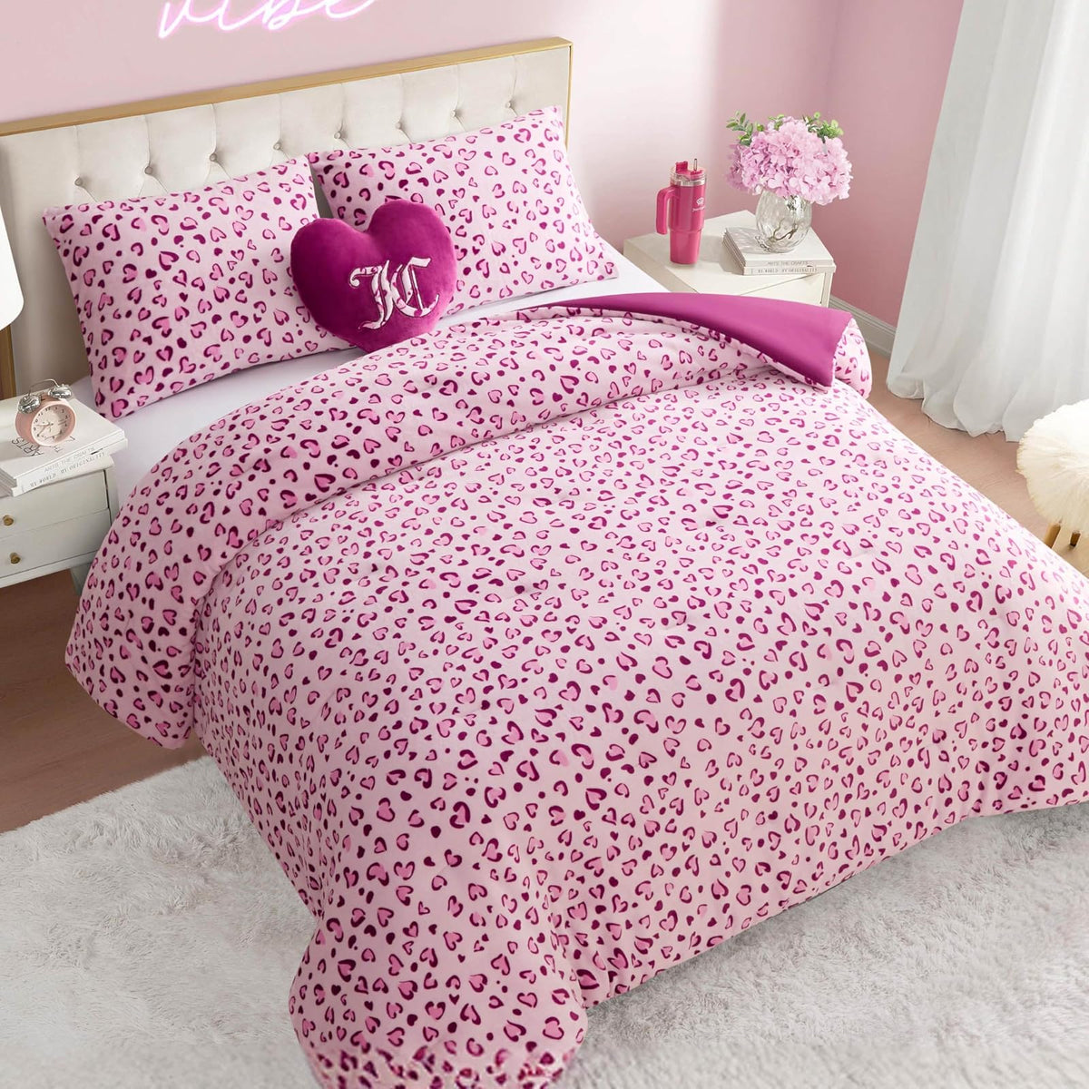 Juicy Couture - Juego de edredón Reversible de Felpa con Corazones de Leopardo de 4 Piezas con Almohada Decorativa