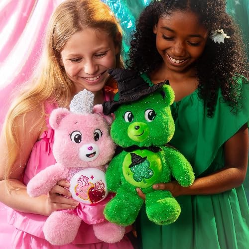 Care Bears x Wicked - Paquete de 2 Peluches (Love-a-Lot as Glinda and Good Luck Bear as Elphaba)