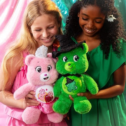 Care Bears x Wicked - Paquete de 2 Peluches (Love-a-Lot as Glinda and Good Luck Bear as Elphaba)