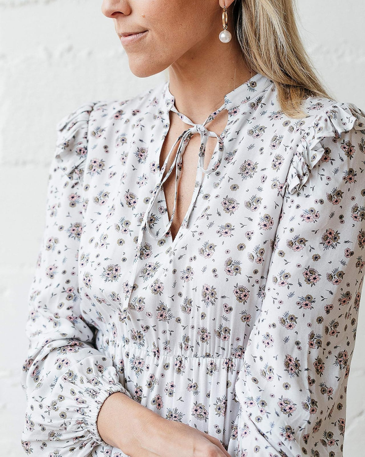 The Drop Vestido Midi Para Mujer, Con Forro y Lazo en el Cuello, Estampado Azul Claro Floral, por @jaceyduprie