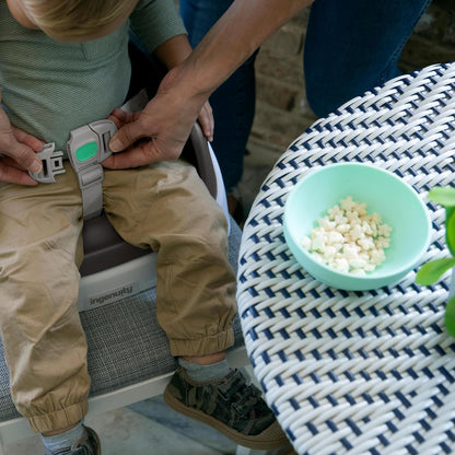 Ingenuity - Asiento elevador SmartClean para niños pequeños, pizarra, caja de fácil apertura