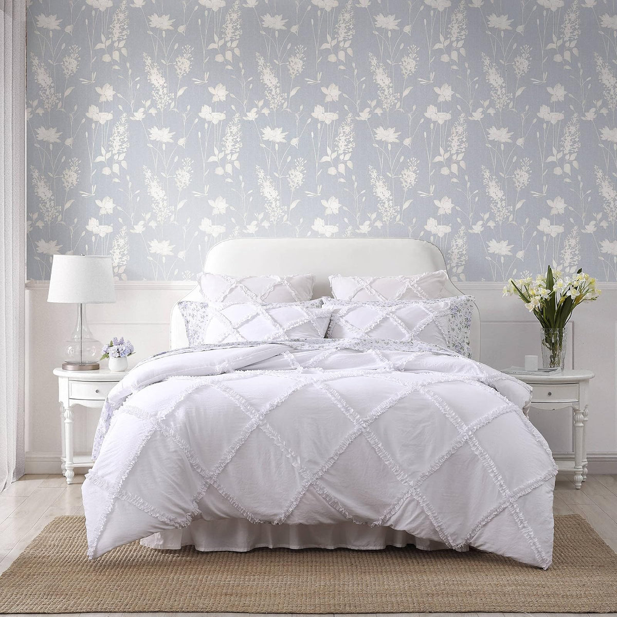 Laura Ashley - Juego de edredón Individual XL, Juego de Ropa de Cama Reversible con Funda a Juego, Esenciales para recámara (Norah Blanco sólido)
