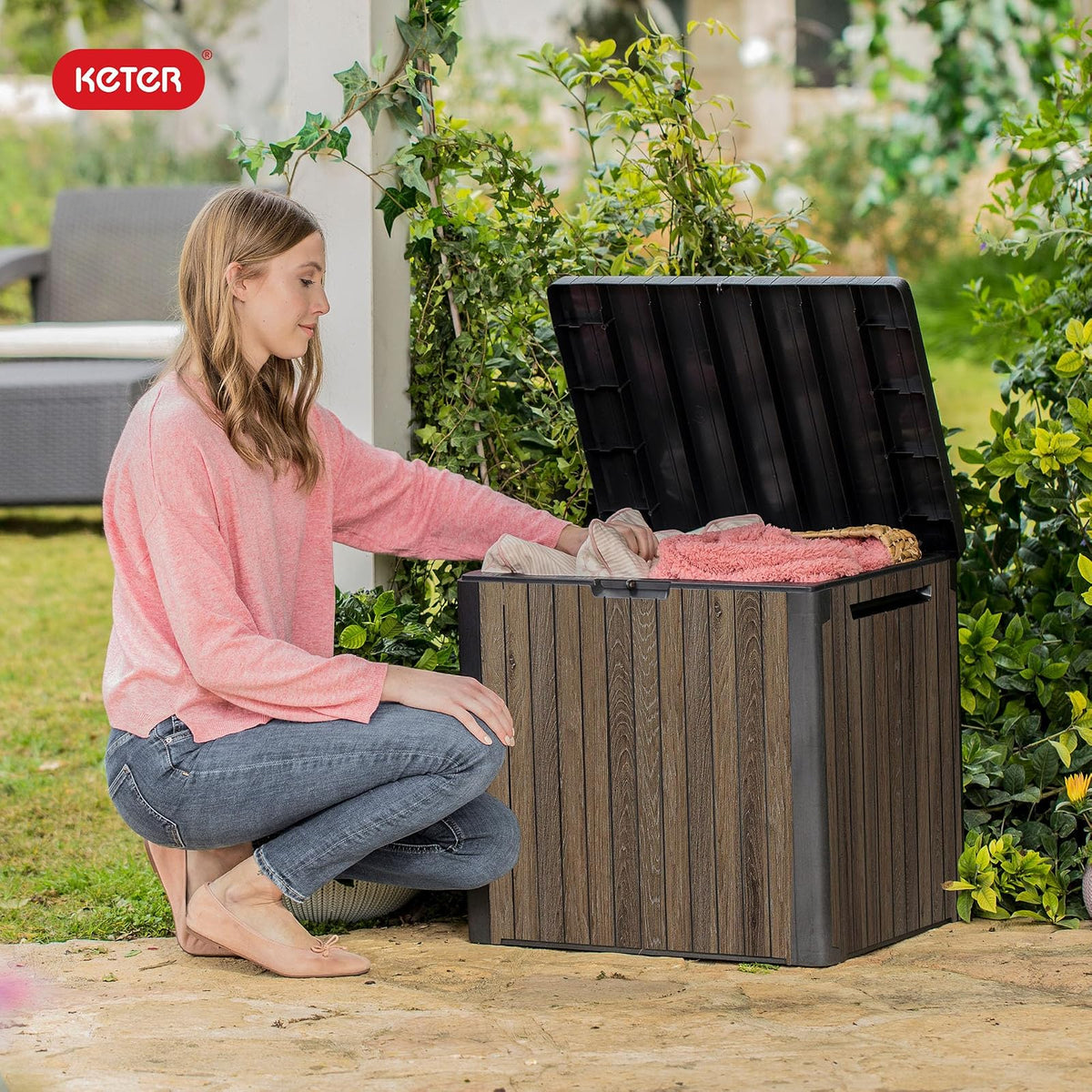 Keter Signature Everwood - Caja de almacenamiento de resina para exteriores de 30 galones y mesa auxiliar de muebles de patio para accesorios de piscina y jardín, nogal